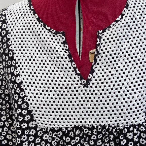 Kensie women black and white daisy print tunic long sleeves top. Size S. Used - Picture 2 of 10